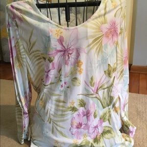 Beautiful flower Alfred Dunner top.